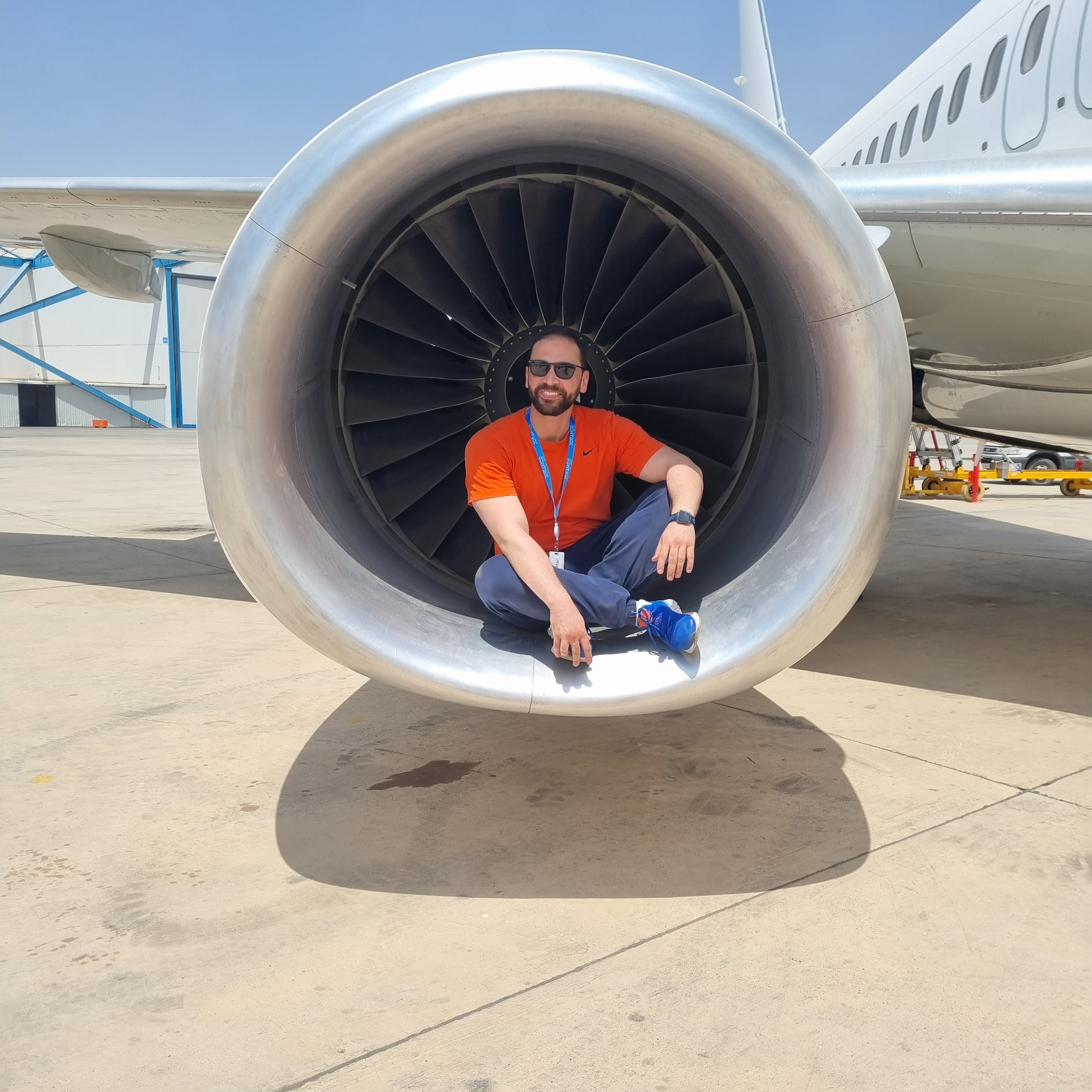 عمرو الحنّاوي جالس داخل مدخل محرك طائرة